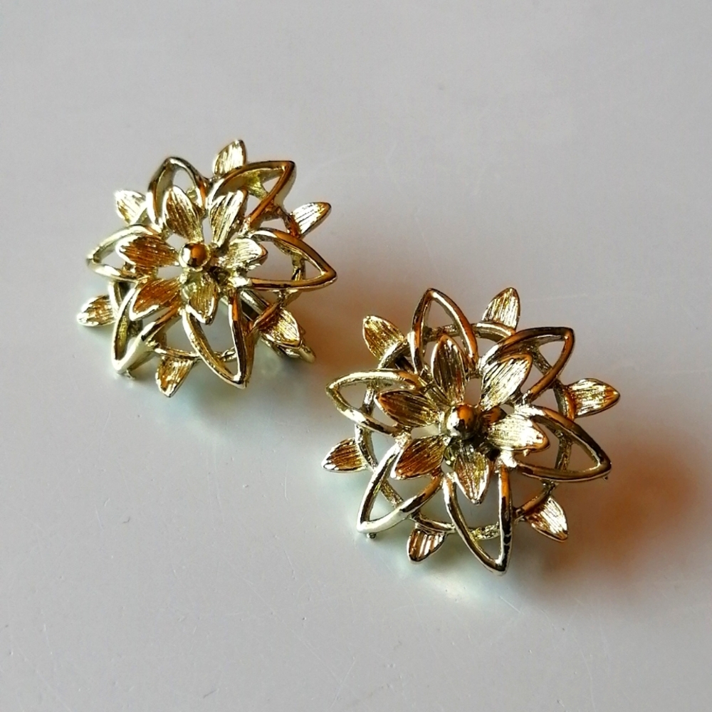Vintage 1962 Sarah Coventry Peta-Lure Goldtone Flower Clip-on Earrings